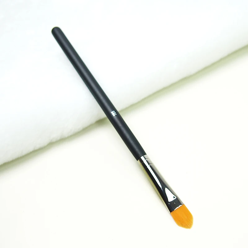 Профессиональный консилер #195 прямой плоский из синтетического волокна