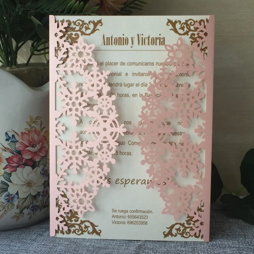 

100Pcs/Lot Laser Cut Snowflake Christmas Them Invitations Card Western Style 24 colors Pearl Paper Wedding Invitations Gift Card