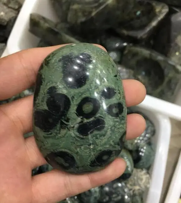 

new fashion Madagascar mineral malachite stone for home decoration ，irregular smooth stone