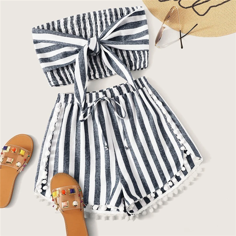 SHEIN модный топ-бандо с завязками спереди и шорты с помпонами, комплект, летний комплект из двух предметов в синюю полоску без рукавов с открытыми плечами