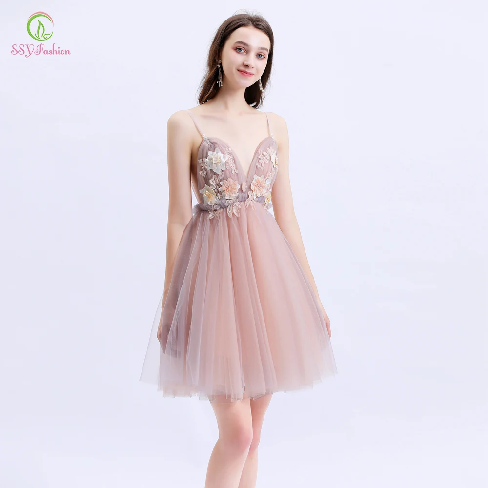 Коктейльные мини платья SSYFashion короткие кружевные с треугольным вырезом и