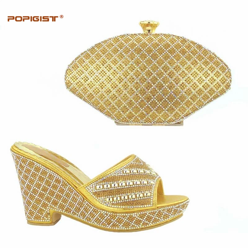 Обувь в африканском стиле и комплект с сумкой свадьбы золотой на танкетке