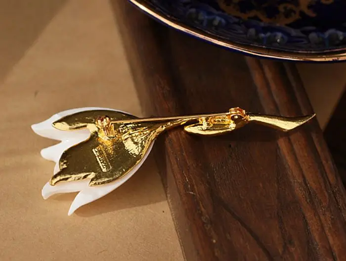 Европа Мода ristabilisce antichi белый тюльпан spilla pin Femmina catena sciarpe accessori fibbia Una spilla
