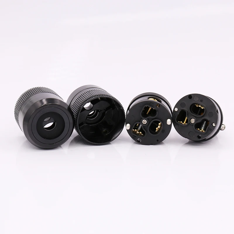 Одна пара штепсельных вилок стандарта США + стандартная вилка IEC мощности для