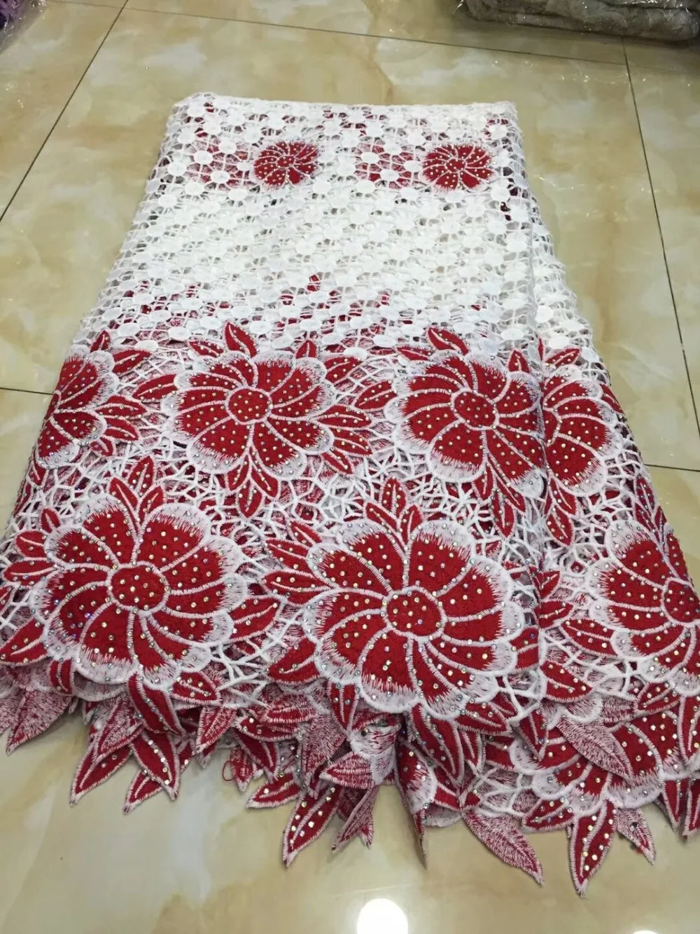 

2018 nigerian guipure lace embroidery fabrics flower pattern cord lace fabrics dubai wholesalefor wedding dress YYN04