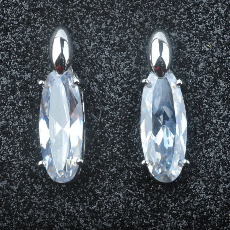 Женские серьги гвоздики с белым камнем фианитом и серебряным покрытием модель