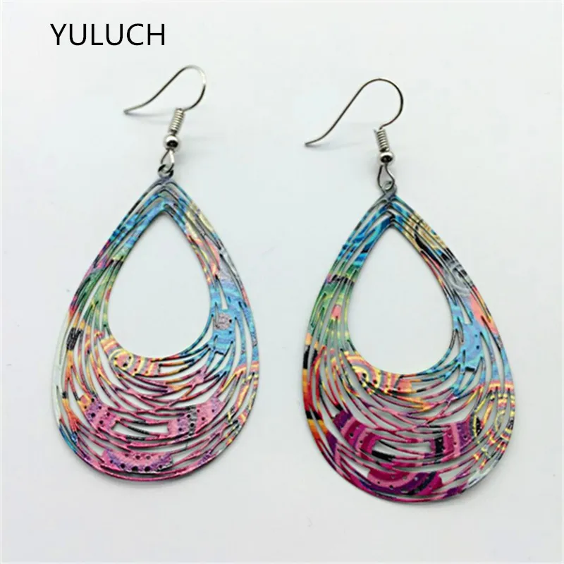 Пара незавершенных хороших деревянных сережек с зеленым павлиньим листом