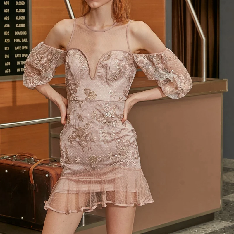 Женское праздничное мини-платье с вышивкой и открытыми плечами расшитое