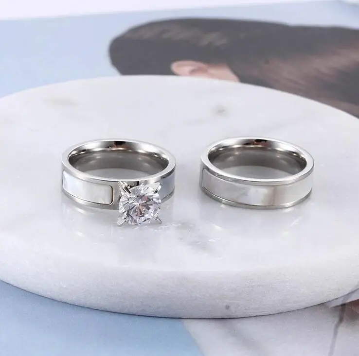 Золотые кольца для пар с большим цирконием женские и мужские из титановой