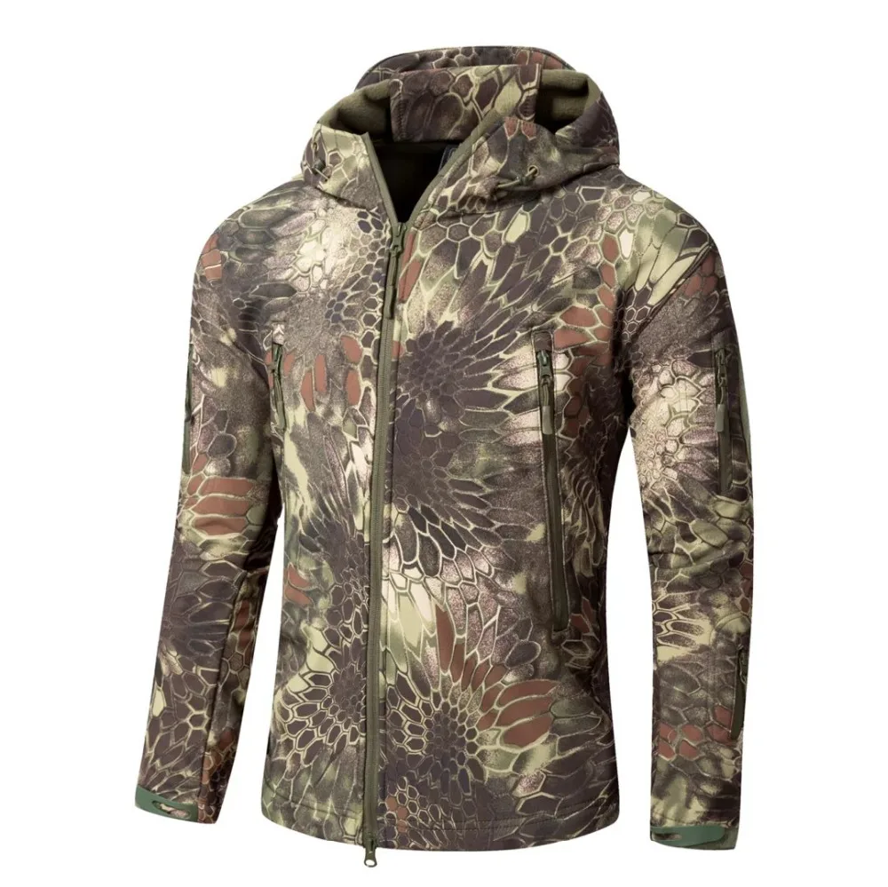 Мужская тактическая куртка Lurker Shark Skin Soft Shell V4 на открытом воздухе