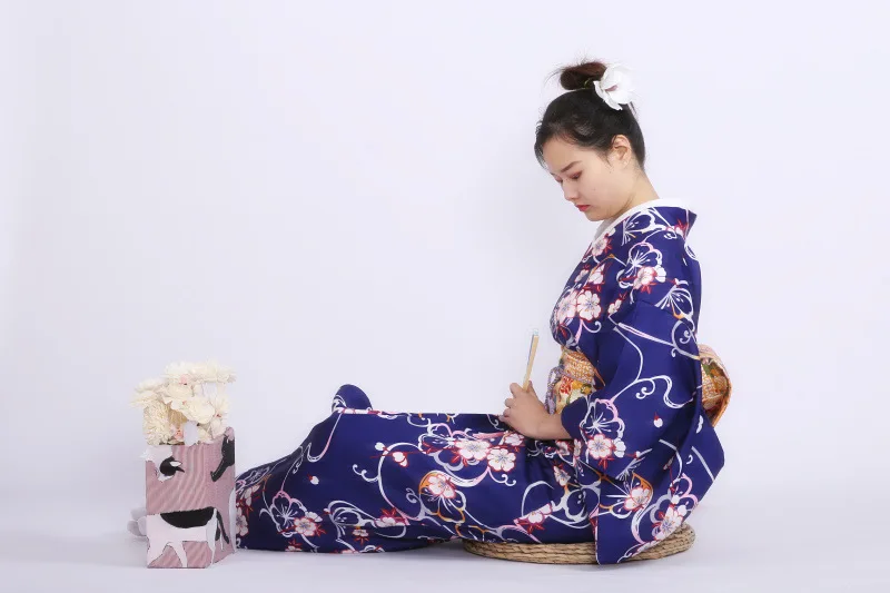 Женский банный халат-кимоно из плотного материала можно использовать в