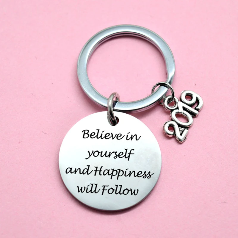 Вдохновляющий сувенир на выпускной подарок брелок для друзей одноклассников
