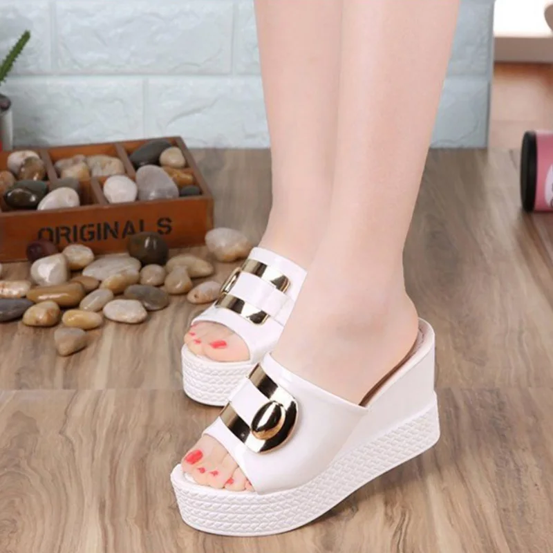 TINO KINO/женские летние шлепанцы на платформе с металлическими украшениями Новинка