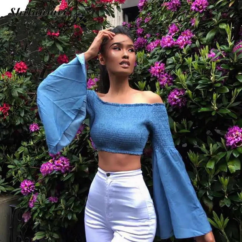 Женская блузка с открытыми плечами короткая размытыми рукавами и вырезом