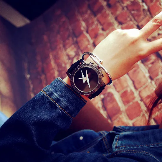 Кварцевые часы с большим циферблатом из искусственной кожи женские модельные