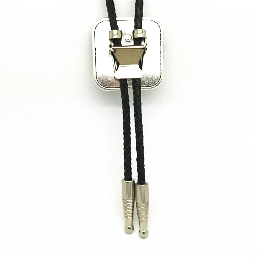 В 2017 году новейшая версия кожаного ремешка тотемного узора галстука из