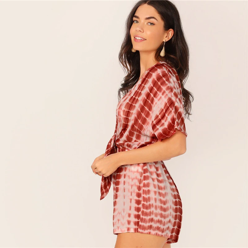 SHEIN ржавчина погружающийся шеи узел спереди галстук краситель сексуальный Ромпер в стиле бохо женские летние комбинезоны с коротким рукавом женский комбинезон средней длины приталенный легкий костюм с шортами