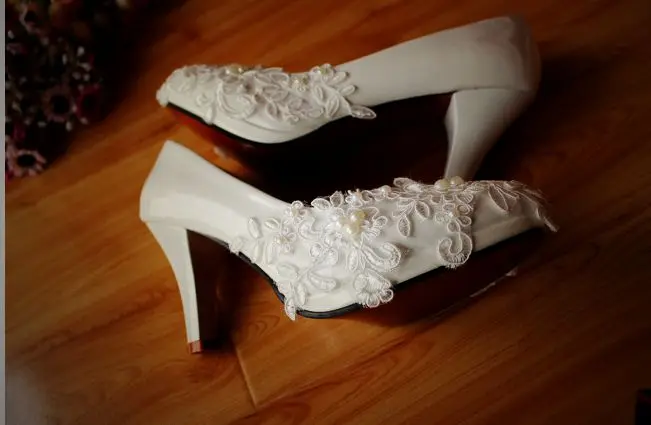 Туфли-лодочки женские свадебные на высоком каблуке кружевные с жемчугом цвет