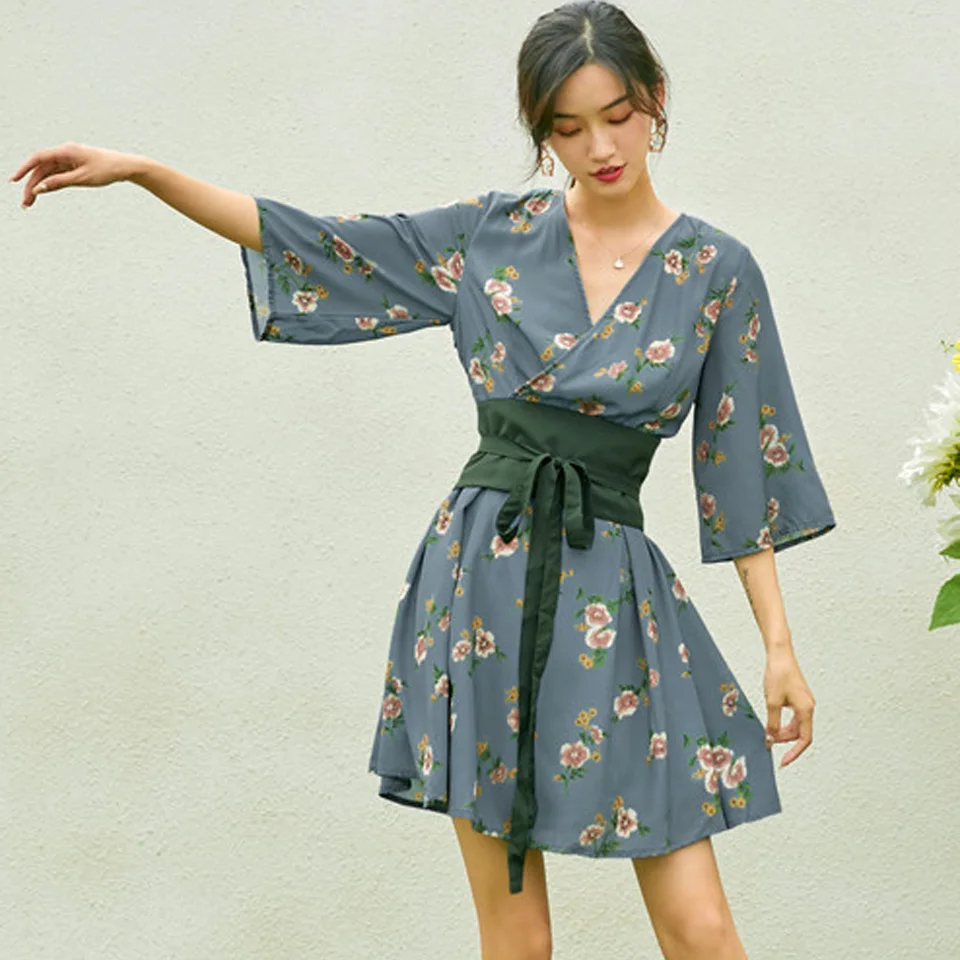 Женское винтажное платье-трапеция с v-образным вырезом и коротким рукавом |