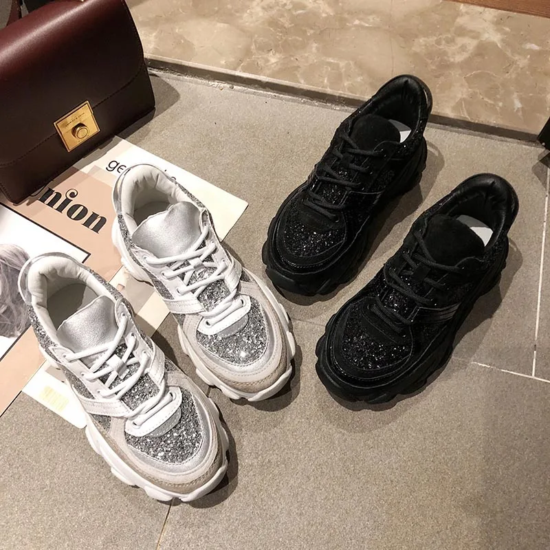 Женские кроссовки на массивной платформе черные повседневные с блестками модель