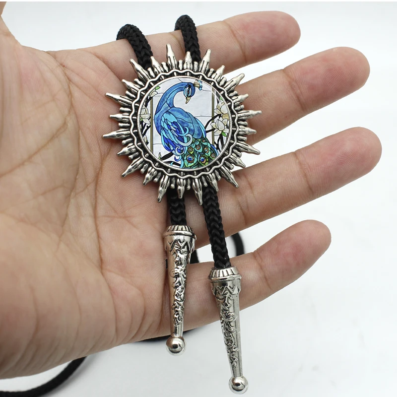 BOLO-0031 New Arrival Cute Peacock Feather Western Bolo Tie Round Glass Dome Peafowl Necklaces Bird Statement Animal Jewelry | Украшения и