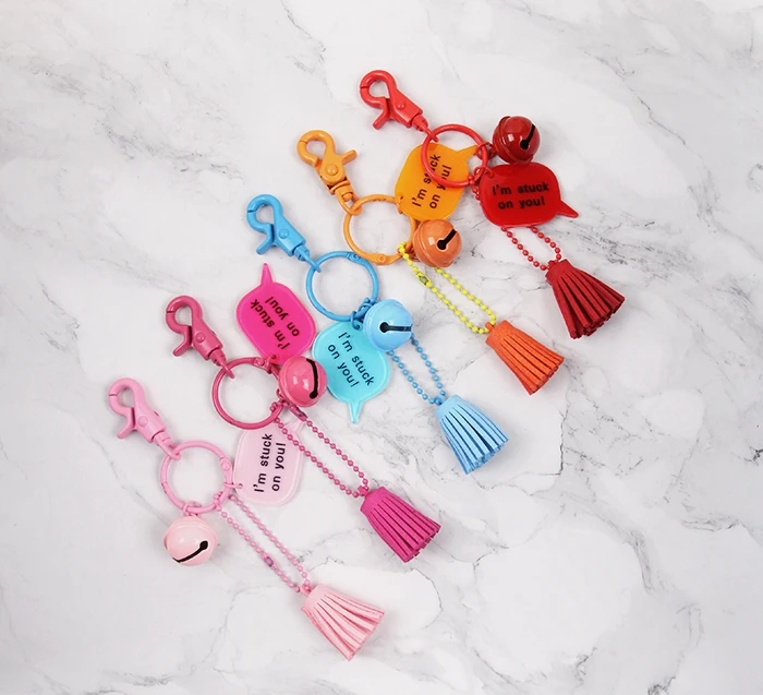 Симпатичная пластиковая бирка брелок с кисточками металлическое кольцо