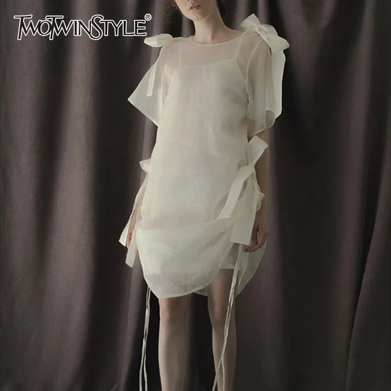 TWOTWINSTYLE элегантное белое платье для женщин с круглым вырезом и коротким рукавом