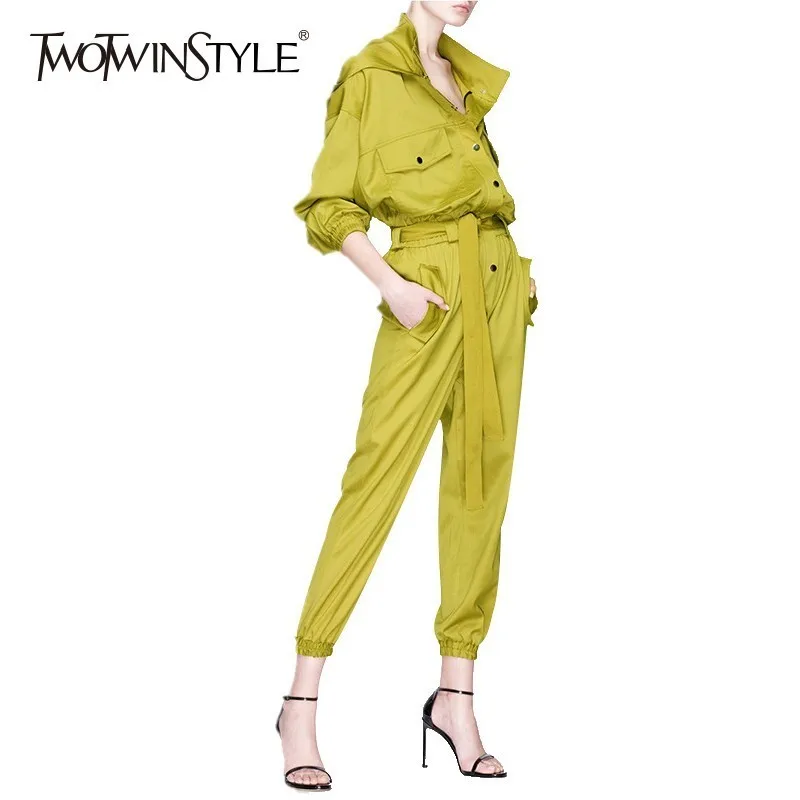 Женский комбинезон с капюшоном TWOTWINSTYLE карманами на шнуровке высокой талией