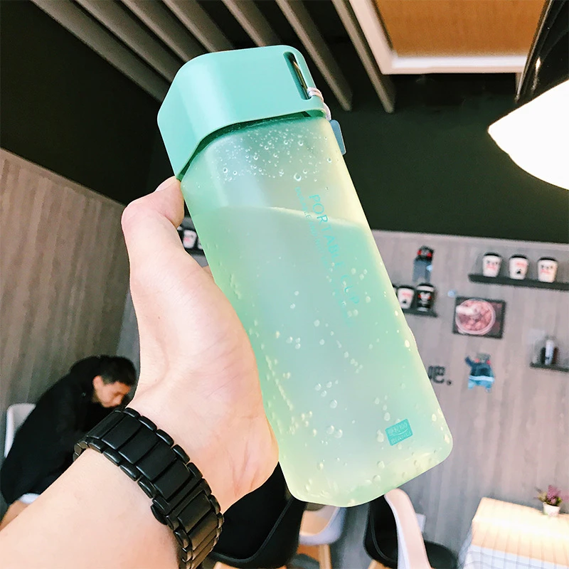 600-миллилитровая пластиковая бутылка для воды квадратной формы с крышкой в зернистом стиле, портативна для спорта, неподдающаяся разбивке, высокого качества, подходит для туризма, походов и чаепития.