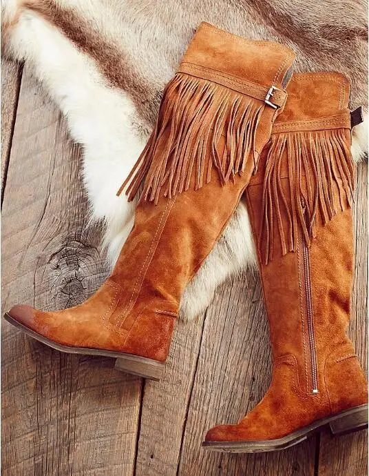 2017 г. новые стильные замшевые женские высокие сапоги с кисточками и ремнем