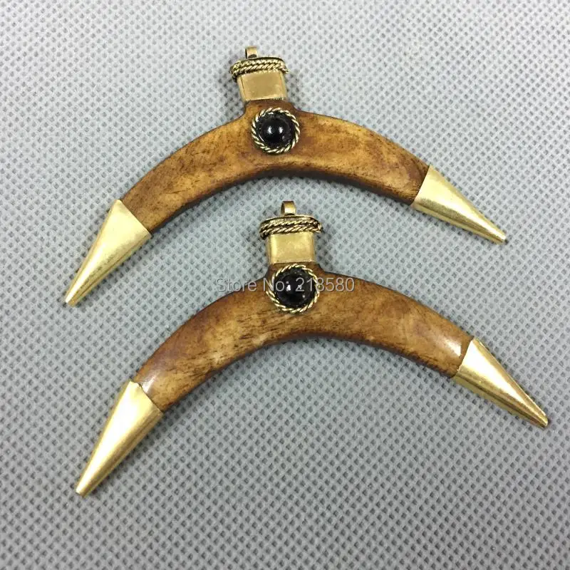 Коричневая кость в форме полумесяца подвеска с ониксовым акцентом латунные