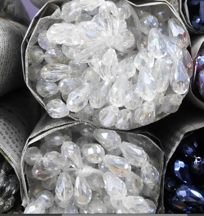 Стеклянные бусины прозрачные каплевидные с цветным покрытием абразивные