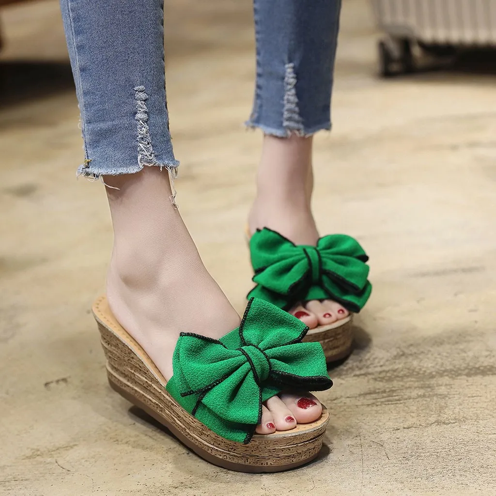 Женская однотонная замшевая обувь с бантом цветные шлепанцы на танкетке