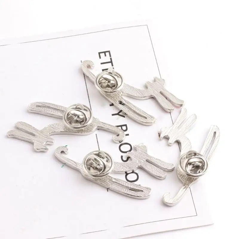 4 цвета значки в виде кота Милые Броши заколки булавки черная белая красная синяя