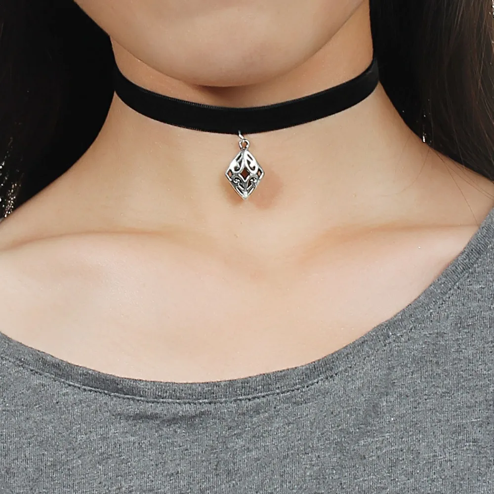 DoreenBeads колье-чокер ручной работы черный вельвет серебряный цвет ромбовидный узор