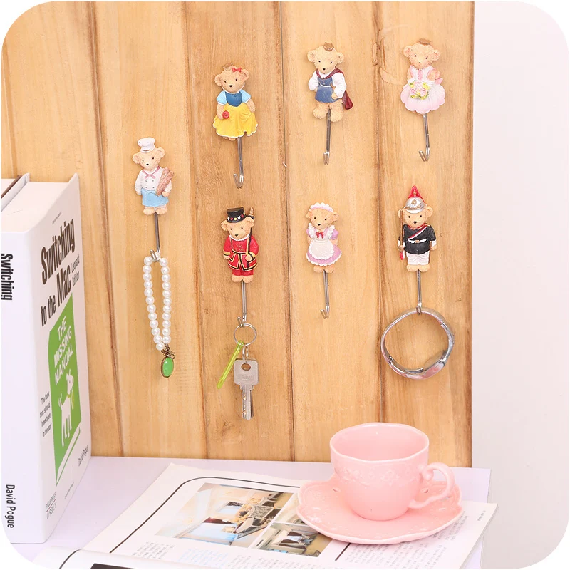 Настенные наклейки в виде мультяшного английского медведя на стену после крючка