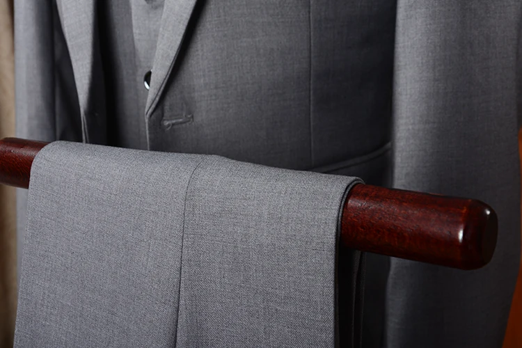 Мужской костюм тройка светло серый приталенный для выпускного вечера смокинг