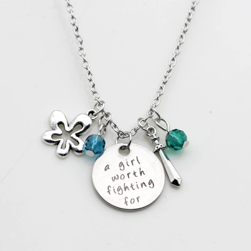 Индивидуальная мода ювелирные изделия девушка стоит борьба за Цветок Меч камень