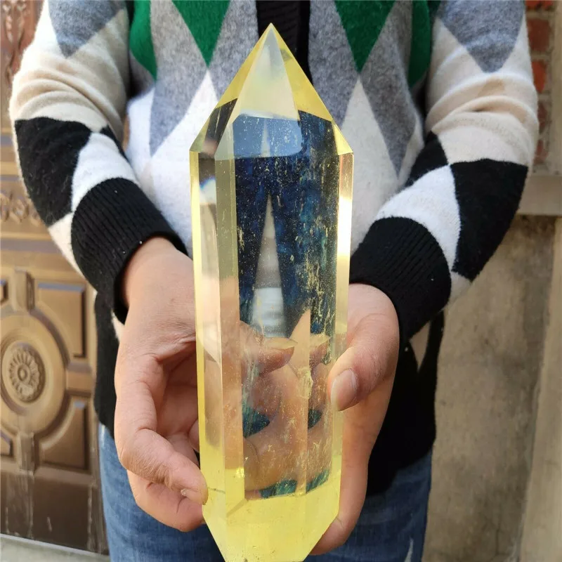 Огромный желтый обелиск пахнет как пирамида кристаллов кварца заканчивающаяся