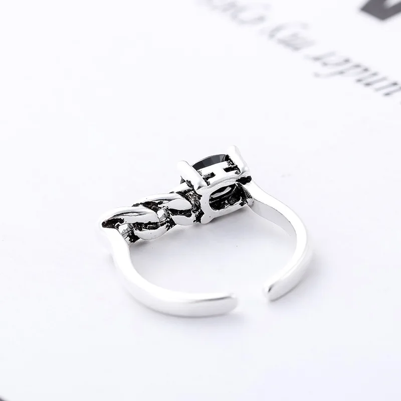 Женское Винтажное кольцо с фианитом большое серебряного цвета черным