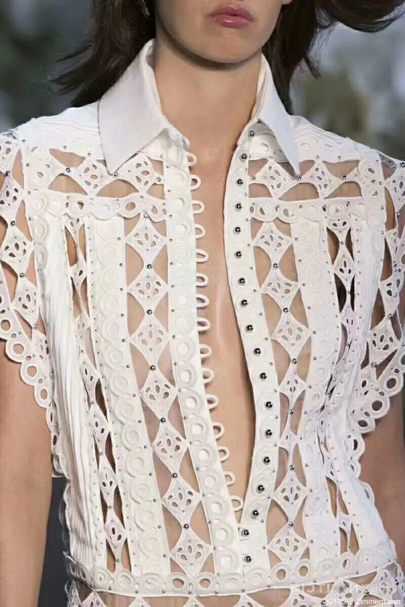 Для женщин комбинезон белый длинный без рукавов с дырками s заклепками Ну шнурках