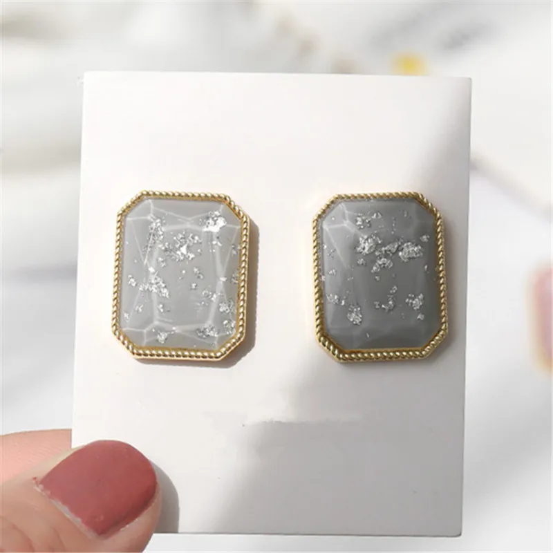 Женские квадратные серьги гвоздики с эпоксидной смолой классические