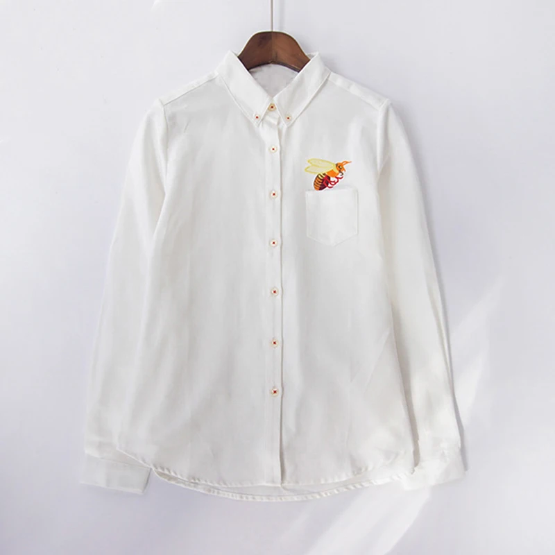 Женские рубашки с вышитым принтом кота на карманах весна 2017 новая модная белая