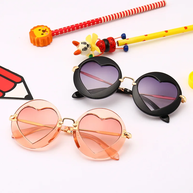 

Wholesale Vintage Kids Sunglasses Anti UV400 Round with Heart Lens Cute Girls Sun Glasses 3-8Y Protect Eye Children Outwear N89