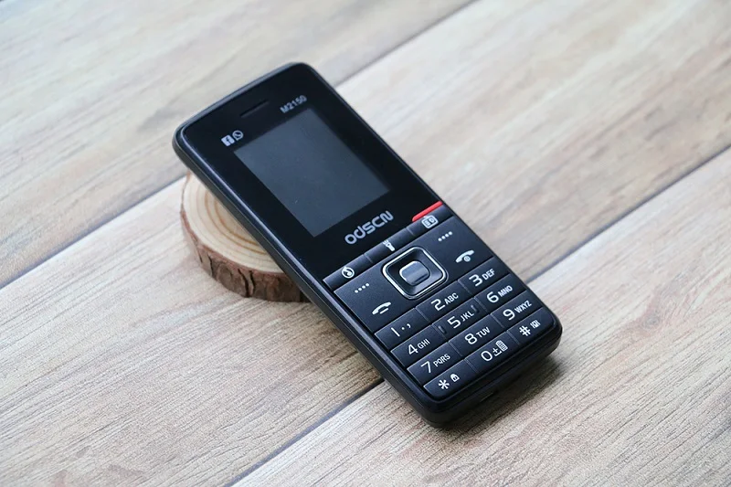Черный 2G GSM Разблокировка мини-светильник с двумя sim-картами WhatsApp Быстрый вызов Bluetooth FM русская клавиатура Бар Мобильный телефон четырехдиапазонный - Цвет: Черный