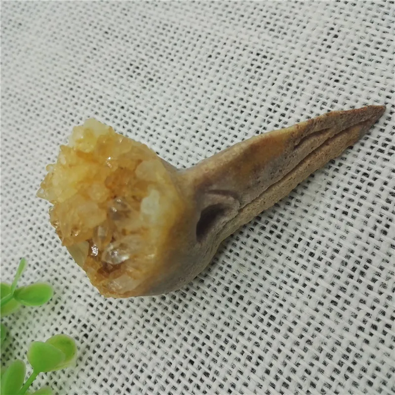 

AAAA+ Natural Red And White Crystal Clusters Hand-carved Bird-beaks Stereoscopic Eagle Specimen For Collection