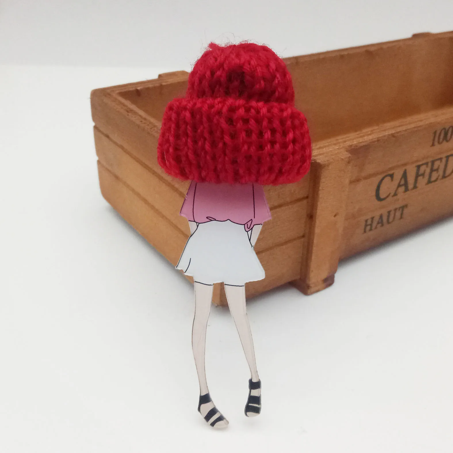 Red Hat Симпатичные значки, акриловые модели, брошь на булавке, сделай сам, Модная вязаная шапка для девочек, Мультяшные броши, ювелирные изделия, аксессуары, подарки, Прямая поставка - Окраска металла: Red Hat