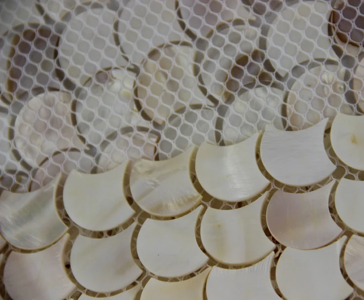 Рыбьей чешуи веером оболочки мозаики Mother Of Pearl плитки естественный цвет кухня