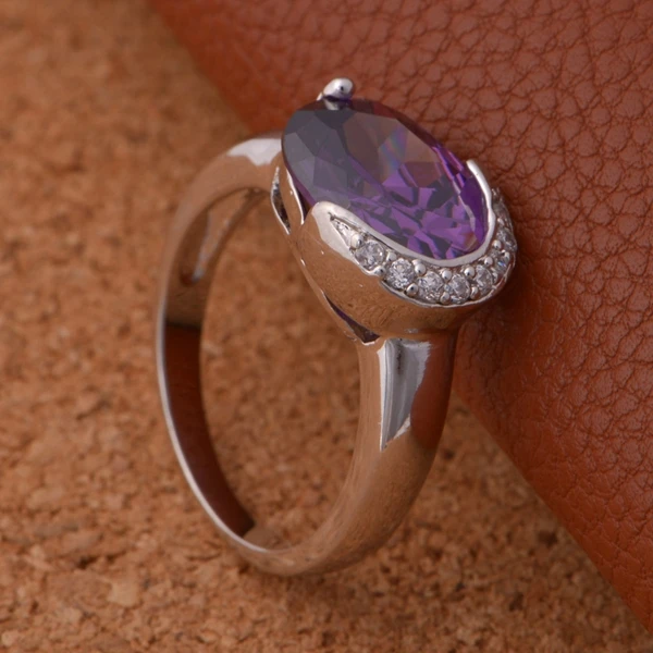 Необычные подарки ко дню Святого Валентина кольца с овальным голубым камнем