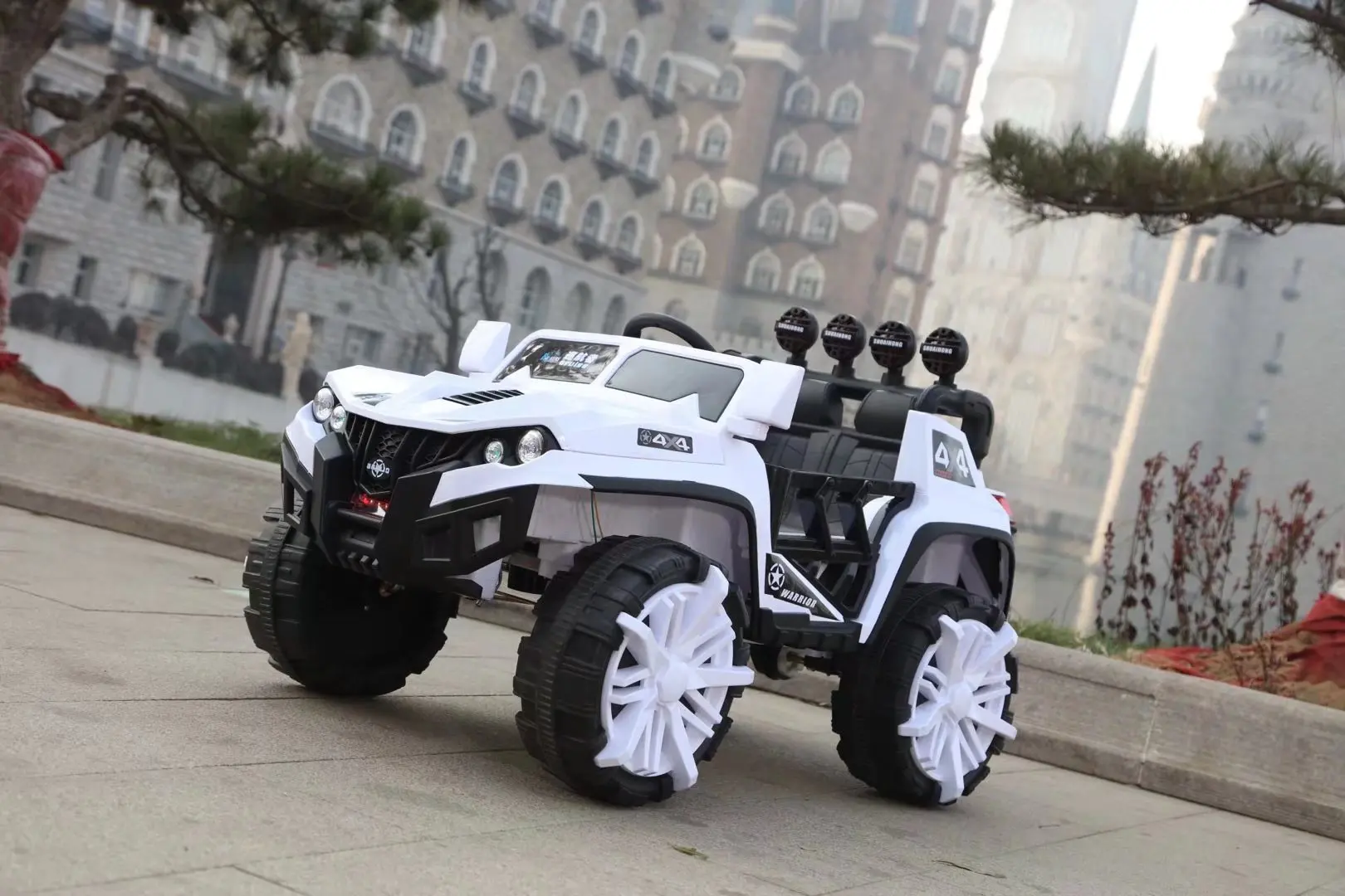Детский электромобиль четырехколесный автомобиль-качалка с дистанционным управлением